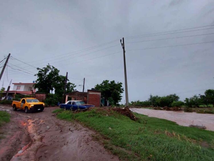 Sinaloa bajo el agua; tormenta causa inundaciones y desbordamientos