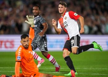 Así fue el primer gol de Santiago Giménez con el Feyenoord de Holanda