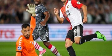 Así fue el primer gol de Santiago Giménez con el Feyenoord de Holanda