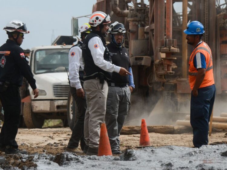 Trabajos de rescate en El Pinabete se suspenderán y se hará capilla: familiares de mineros