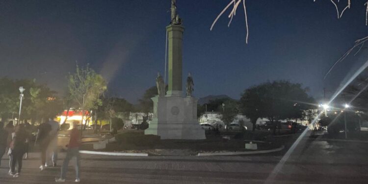 En penumbras “Plaza de los Héroes de Independencia” en Cd. Victoria