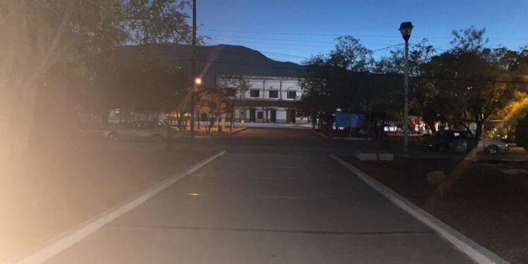 En penumbras “Plaza de los Héroes de Independencia” en Cd. Victoria