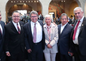 Senadores de MORENA se comprometen a estar unidos; reconocen trabajo de Monreal