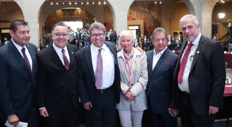 Senadores de MORENA se comprometen a estar unidos; reconocen trabajo de Monreal