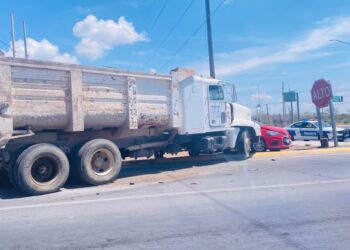 Camión materialista choca al quedarse sin frenos