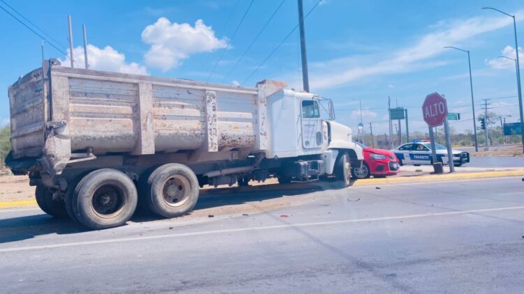 Camión materialista choca al quedarse sin frenos