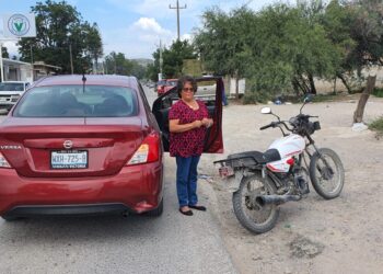 Distraído motociclista se estrella atrás de auto