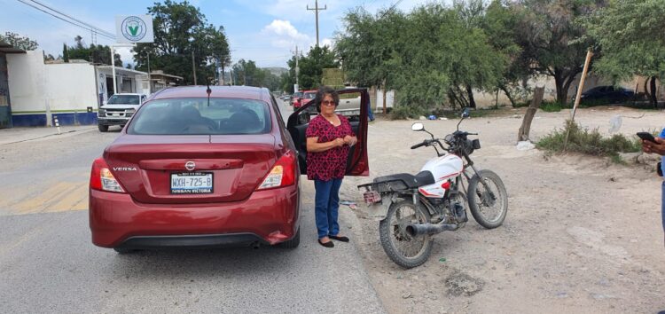 Distraído motociclista se estrella atrás de auto