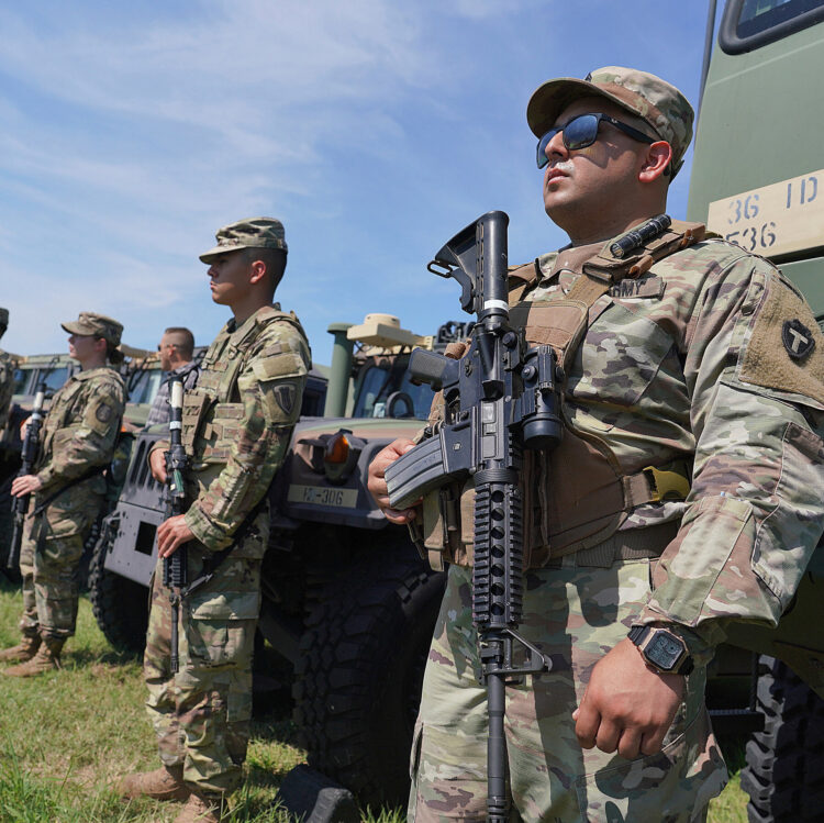 Rechaza Pentágono ayudar en asistencia de migrantes enviados a Washington