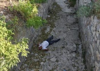 Ebrio cae a canal y se golpea la cabeza