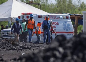 Tras derrumbe en pozo de Coahuila, familia de mineros ruega por que sigan vivos