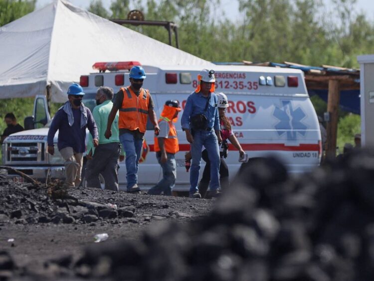 Tras derrumbe en pozo de Coahuila, familia de mineros ruega por que sigan vivos