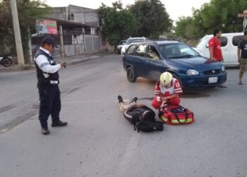 Auto embiste a estudiante en Fracc. Las Flores de Victoria
