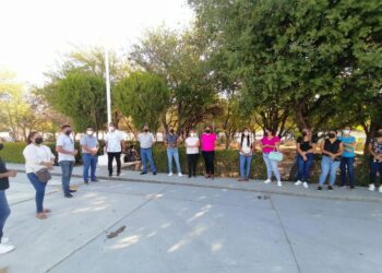 Protestan maestros, exigen pago