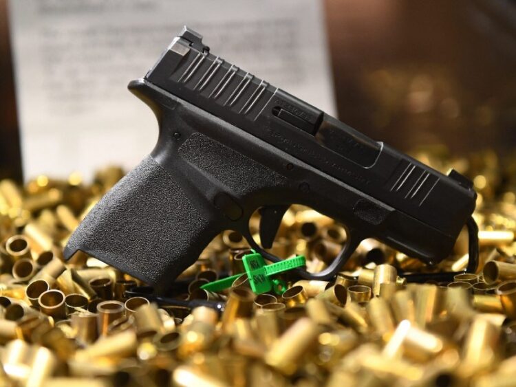 Canadá prohibirá importación de armas de fuego para frenar violencia