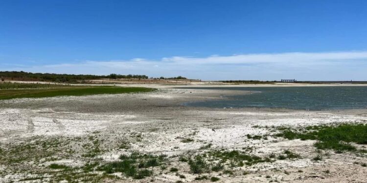 Crítico nivel de agua en la Presa Internación Falcón, en Tamaulipas