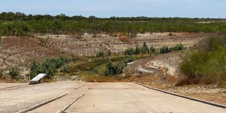 Crítico nivel de agua en la Presa Internación Falcón, en Tamaulipas