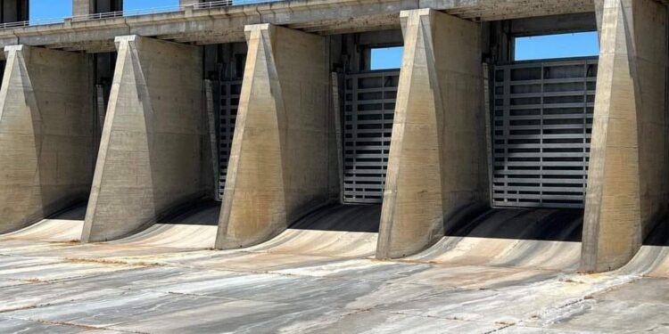 Crítico nivel de agua en la Presa Internación Falcón, en Tamaulipas