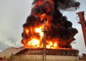 Rayo desata incendio en depósito de combustible en Cuba; hay 67 heridos