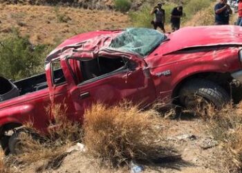 Tres lesionados al volcar una camioneta