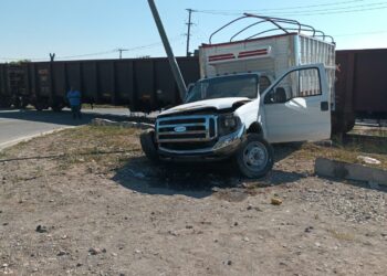 Tren se lleva camioneta: dos heridos