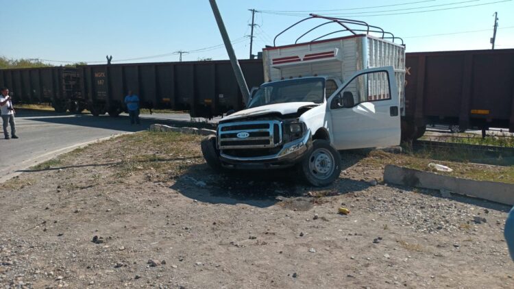 Tren se lleva camioneta: dos heridos