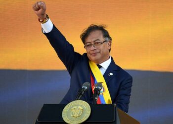 Nuevo presidente de Colombia ofrece beneficios a grupos armados a cambio de paz