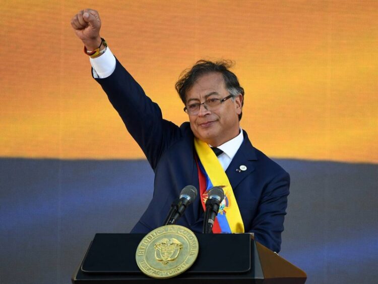 Nuevo presidente de Colombia ofrece beneficios a grupos armados a cambio de paz