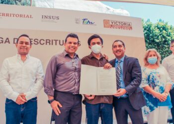 Entregan escrituras a 109 familias