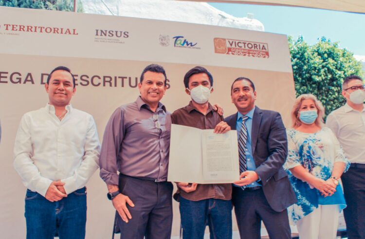 Entregan escrituras a 109 familias