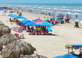 Gran afluencia de turistas del noreste a la Playa Bagdad en Matamoros