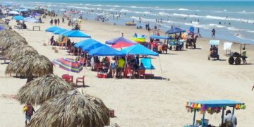 Gran afluencia de turistas del noreste a la Playa Bagdad en Matamoros