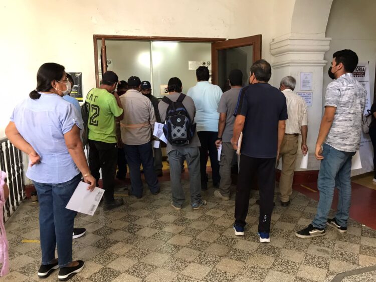 Pagan bono a empleados municipales