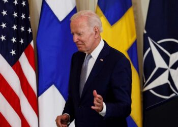 Biden pone fin a política que obliga a migrantes esperar en México por asilo