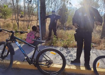 Evitan policías el suicidio de una mujer