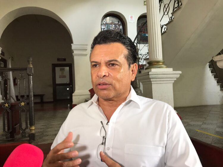 Renuncian dos funcionarios municipales