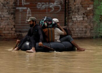 Inundaciones en Pakistan dejan 900 muertos