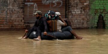 Inundaciones en Pakistan dejan 900 muertos