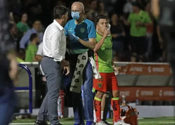 Hernán Cristante protagoniza bronca con Gustavo Leal, asistente del Atlético San Luis