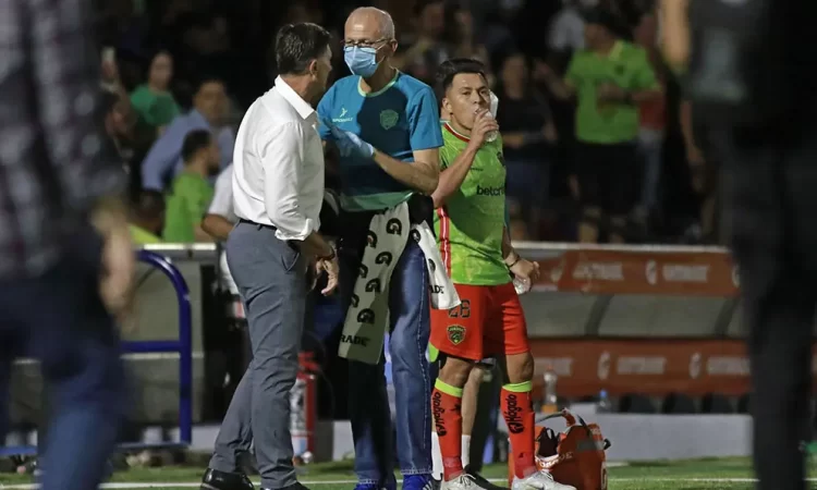 Hernán Cristante protagoniza bronca con Gustavo Leal, asistente del Atlético San Luis