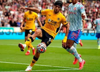 Raúl Jiménez regresó a entrenar con los Wolves después de casi un mes de baja por lesión