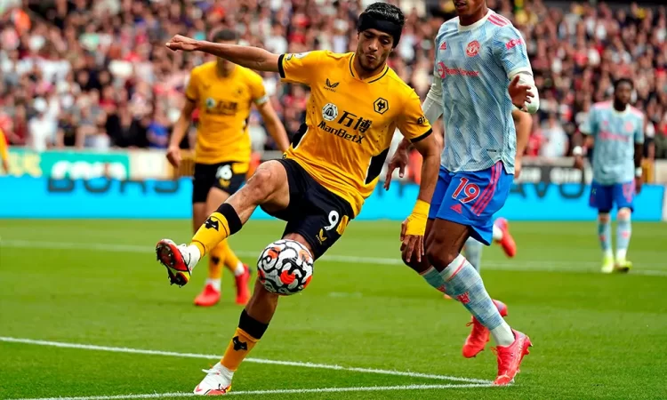 Raúl Jiménez regresó a entrenar con los Wolves después de casi un mes de baja por lesión