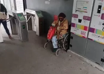 Sujeto abandona a su madre de 78 años en silla de ruedas en una estación del Mexibús