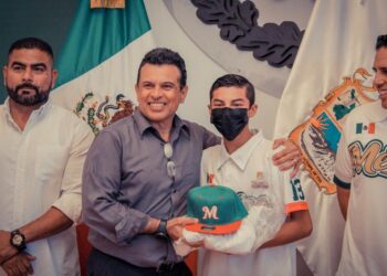 Uniforma Lalo Gattás a la Santa María Aguayo para el Mundial
