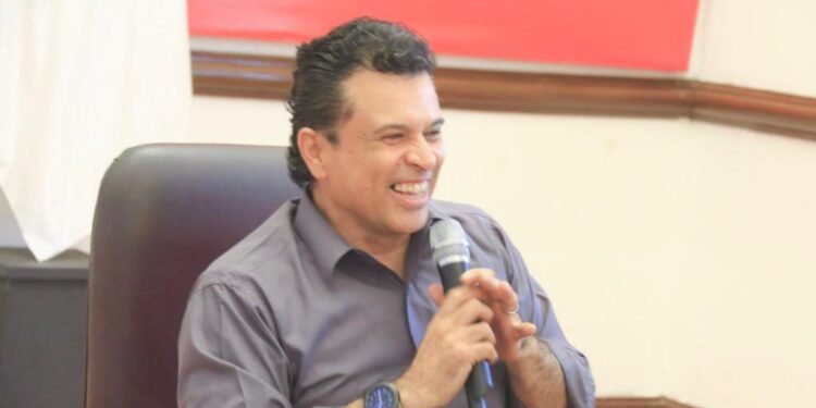 Uniforma Lalo Gattás a la Santa María Aguayo para el Mundial