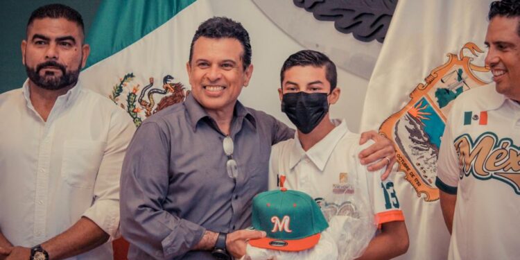 Uniforma Lalo Gattás a la Santa María Aguayo para el Mundial