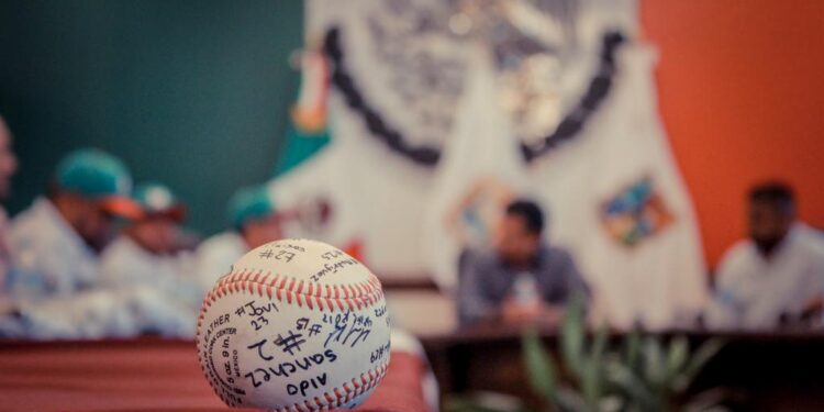 Uniforma Lalo Gattás a la Santa María Aguayo para el Mundial