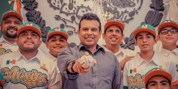 Uniforma Lalo Gattás a la Santa María Aguayo para el Mundial