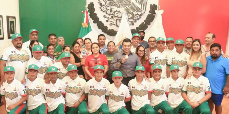 Uniforma Lalo Gattás a la Santa María Aguayo para el Mundial