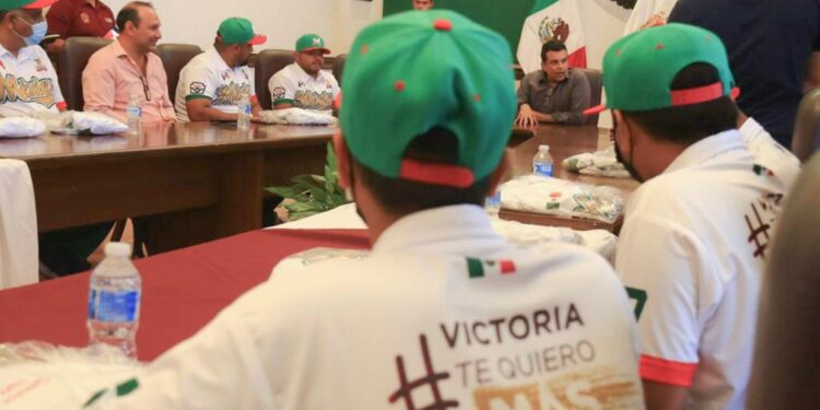 Uniforma Lalo Gattás a la Santa María Aguayo para el Mundial